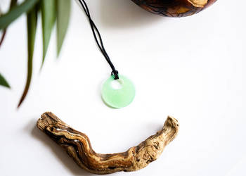 Zielony okrągły wisiorek świecący w ciemności i UV handmade Zielony okrągły wisiorek świecący w ciemności i UV handmade