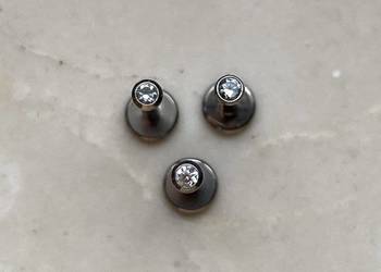 Kolczyk Labret Tytan z Cyrkonią Push-In Threadless 8 mm, 1,2 mm (16G)