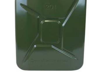 Kanistry i beczki na paliwo.