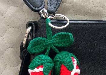 Różyczki wykonane na szydełku, brelok do kluczy