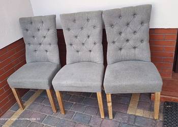 Pikowane krzesła tapicerowane z wysokim oparciem i drewnianymi nogami