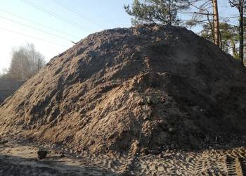 Czarna ziemia na podniesienie terenu, humus, niegliniasta