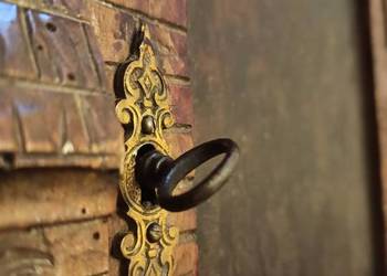 Antyk z początku XX wieku, drewniana szafka w kształcie zamku, wisząca