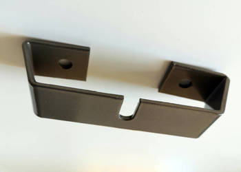Aluminiowe mocowania tablic (do ściany).
