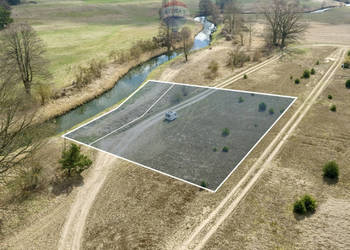 Działka z linią brzegową i zabudową rekreacyjną