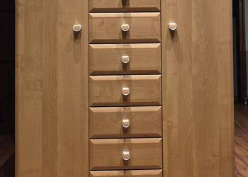 Komoda z małymi szufladami