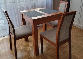 Stół rozkładany + 3 krzesła – kolor olcha, stan idealny