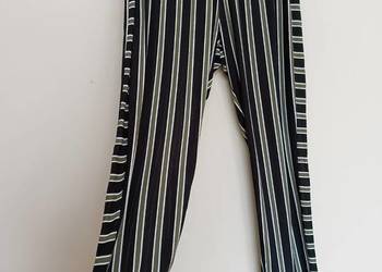 Choise – Czarne spodnie w białe i oliwkowe paski r. 44