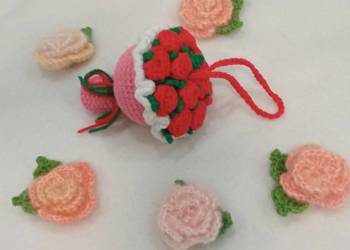 Bukiet różyczek wykonany na szydełku, brelok, zawieszka