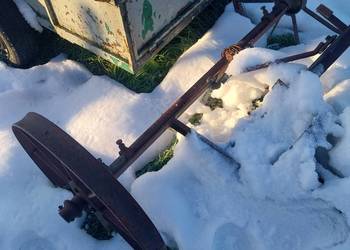 Oś z kołami na wózek itp.