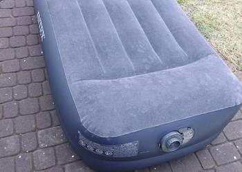 Materac dmuchany INTEX 191x99x42 cm. z wbudowaną pompką