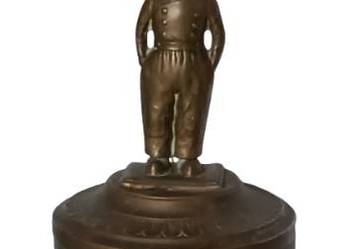 Mosiężne puzderko z figurką chłopca – dekoracyjne, klasyczny styl