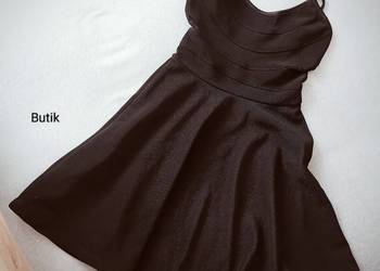 Czarna rozkloszowana sukienka z gorsetową górą marki Miss Selfridge S