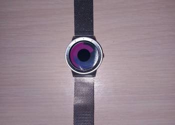 Nowy zegarek kwarcowy bezskazowkowy