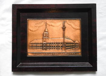 Pamiątkowa mosiężna płaskorzeźba w drewnianej ramie z czasów PRL