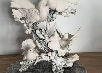 Rzeźba ptaki biały alabaster osadzona na granicie