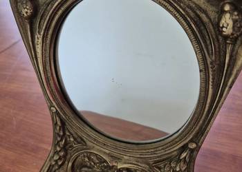 LUSTERKO STOJĄCE W OZDOBNEJ RAMIE