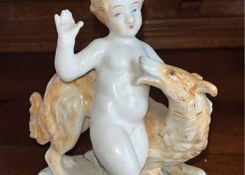 Figurka Putto z chartem. Syg. Import.