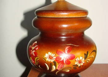 drewniany dekoracyjny pojemnik z pokrywką