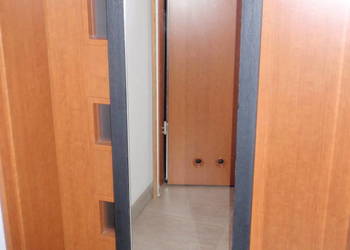 Lustro lustra w drewnianej czarnej ramie Lustro