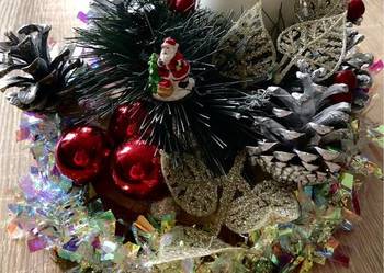 Stroik świąteczny na stół z Mikołajem