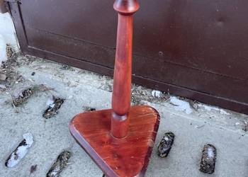 drewniany stojak na kwiaty