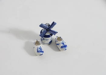 Ceramiczny komplet pamiątkowy z Holandii – Wiatrak i buciki Delft Blue