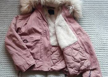 Kurtka marki Bershka w kolorze pudrowego różu.