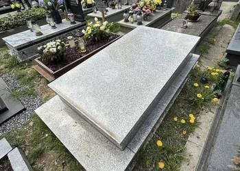 Nowy grobowiec na Cmentarzu Rakowickim