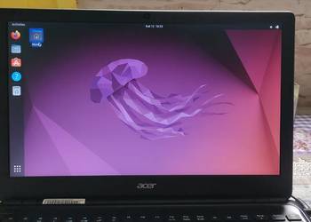 Laptop Acer Aspire E1-572 z zasilaczem, myszą i torbą.