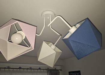 Lampa sufitowa, żyrandol, diament, 3 klosze, różowa, niebieska, biała.