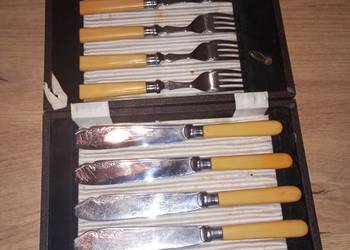 Komplet sztućców  ( noże i widelce ) z rękojeścią z bakelitu