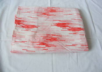 Materiał biały w czerwone wzory 88 cm x 396 cm