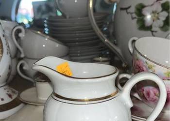 Mlecznik z białej porcelany BES  Złocony na wlewie, uszku, b