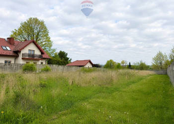 Działka budowlana 1302 m², media, szkoły, natura.