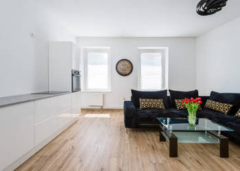 Nietypowe mieszkanie: pokoje w kwadracie, duża łazienka z oknem i duża gar…