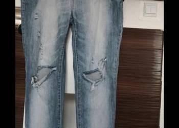 Damskie spodnie z dziurami. Damskie spodnie z dziurami.