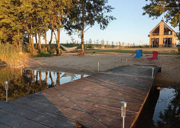 Dom nad jeziorem z linią brzegową prywatny pomost plaża duża działka