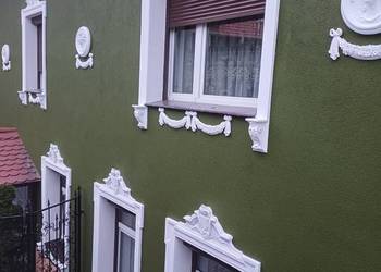 sztukateria zewnętrzna biała elewacyjna na zwenątrz płaskorzeźba