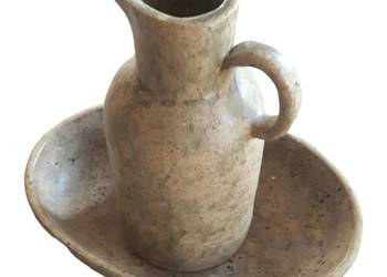 Zestaw naczyń ceramicznych ręcznie wykonanych.