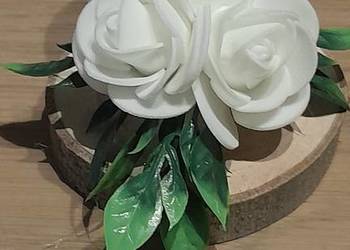 Mini swiecznik z różyczkami na plastrze drewna