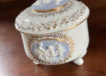 Puzderko białe. Wedgwood.  Na 3 nóżkach.