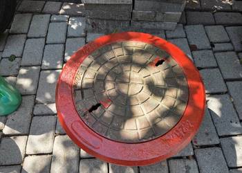 Pokrywa studzienki kanalizacyjnej z żeliwa o średnicy 425 mm, używana.