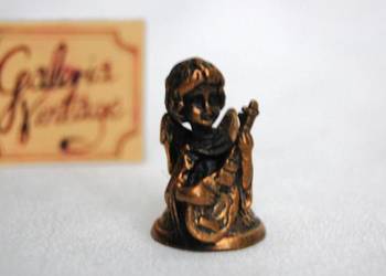 Mosiężny anioł, aniołek grający na mandolinie, mosiężna figurka mosiądz