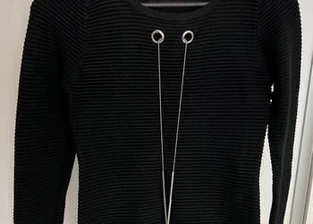 Sweter z łańcuszkiem