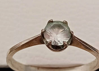 Srebrny pierścionek z cyrkonią.