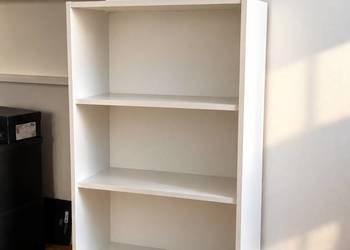 Biały regał IKEA na książki