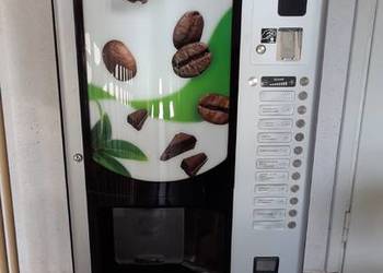 Automat vendingowy do sprzedaży gorących napojów