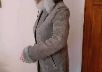 Kurtka skórzana z owczej skóry z kapturem z lisa. 800 zł.