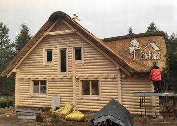 DOM Z BALI DREWNIANYCH KRYTY STRZECHĄ
